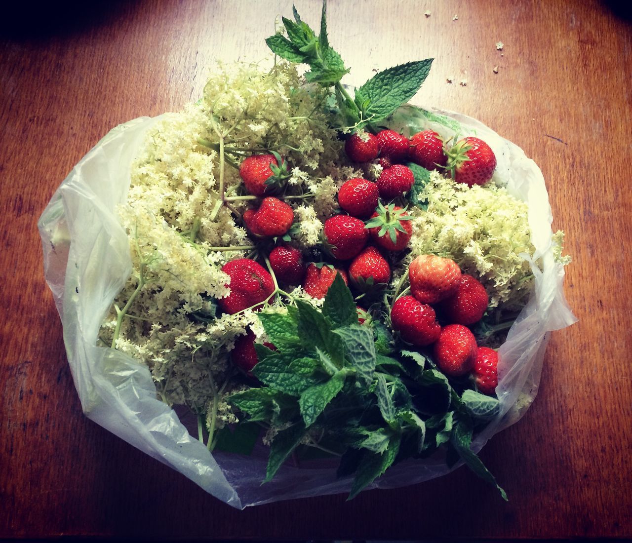 HIGH ANGLE VIEW OF STRAWBERRIES IN PLATE