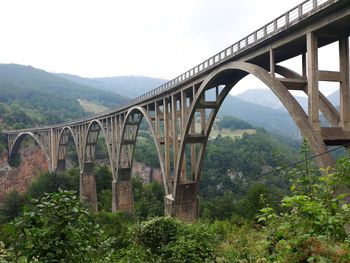 Arch bridge against sky