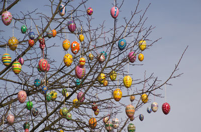 A tree full of easter eggs