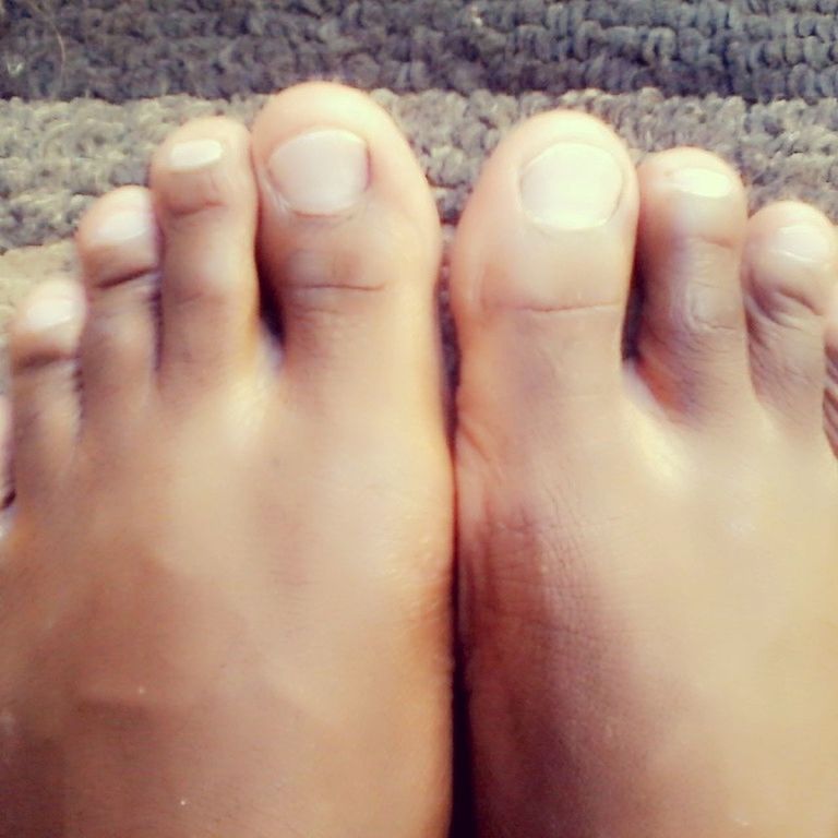 person, part of, human finger, close-up, cropped, personal perspective, lifestyles, unrecognizable person, indoors, holding, human foot, barefoot, palm, human skin, leisure activity