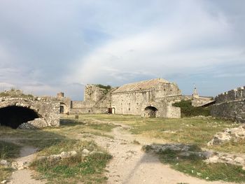 Old ruin building against sky