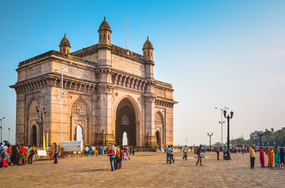 People against gateway to india