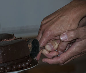 Close-up of hand vittring cake