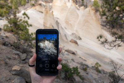 Person photographing the sandstone rocks of paisaje lunar with mobile phone