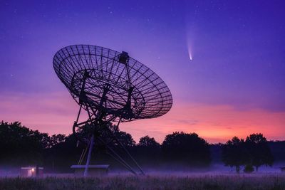 Neowise comet passing radio telescope park at night