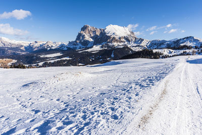 Views and huts in the snow. alpe di siusi. italy