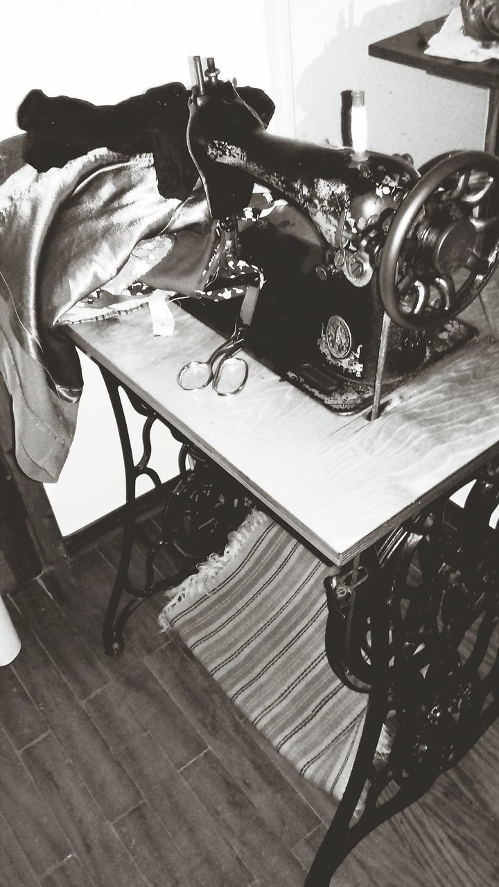 HIGH ANGLE VIEW OF CHAIRS ON TABLE