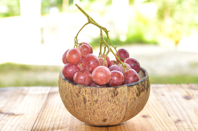 Close-up of grapes in bowl on table