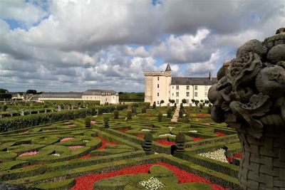 Statue of historic building against cloudy sky