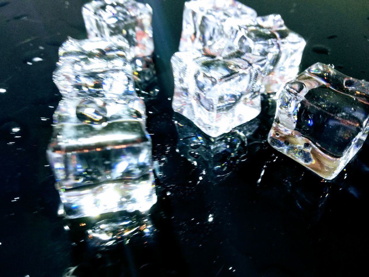 HIGH ANGLE VIEW OF ICE CUBES IN GLASS
