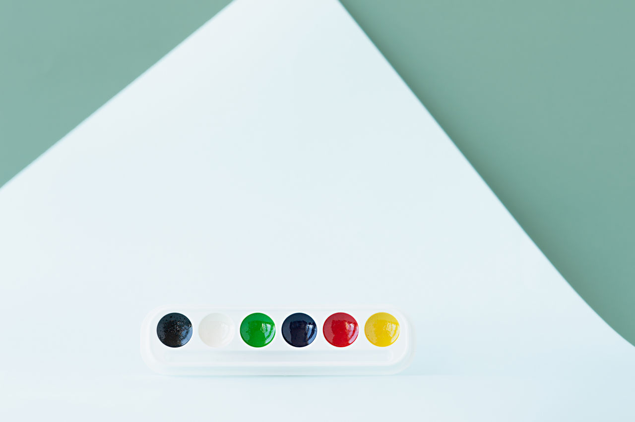 HIGH ANGLE VIEW OF CANDIES ON TABLE