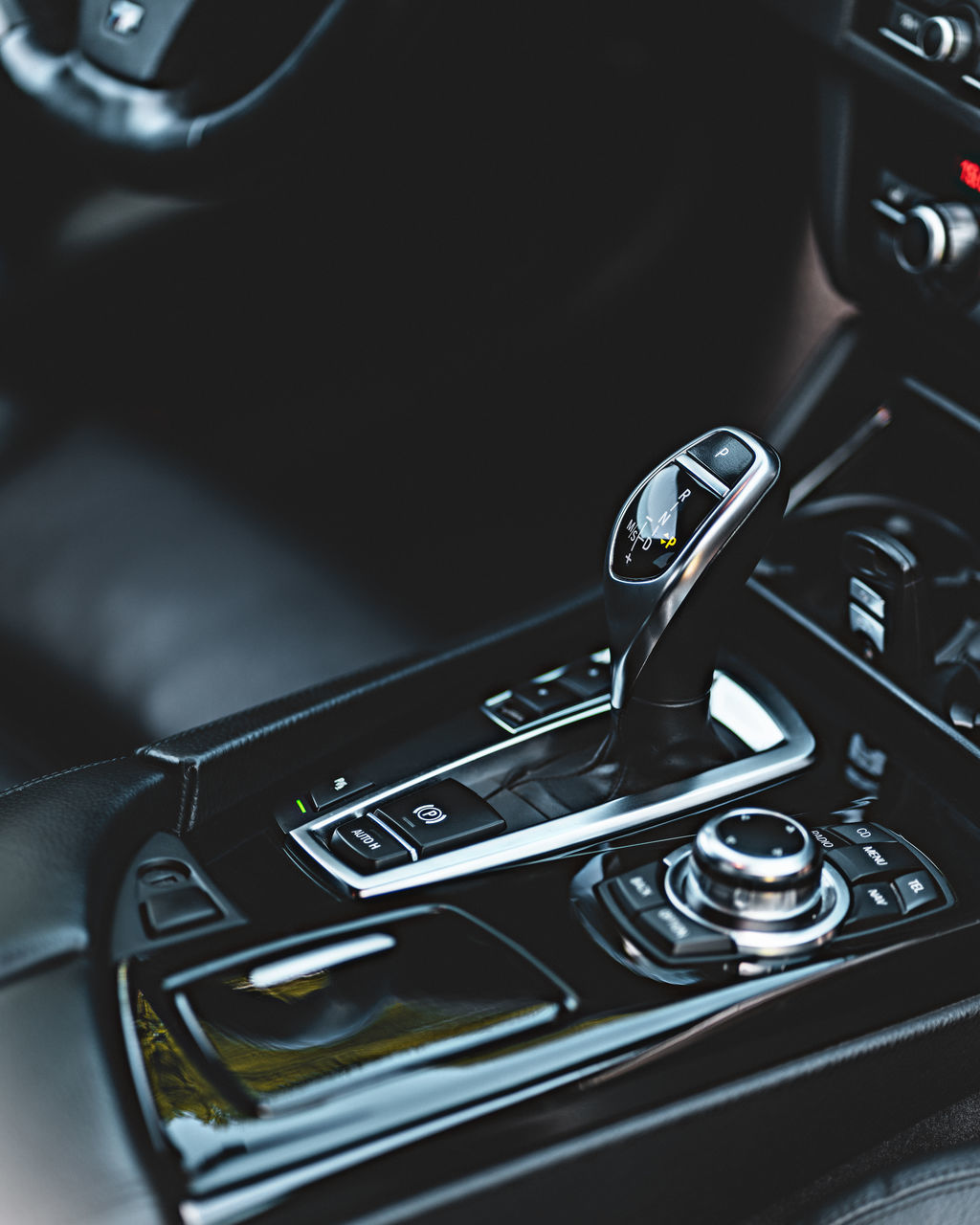 HIGH ANGLE VIEW OF VINTAGE CAR ON MIRROR