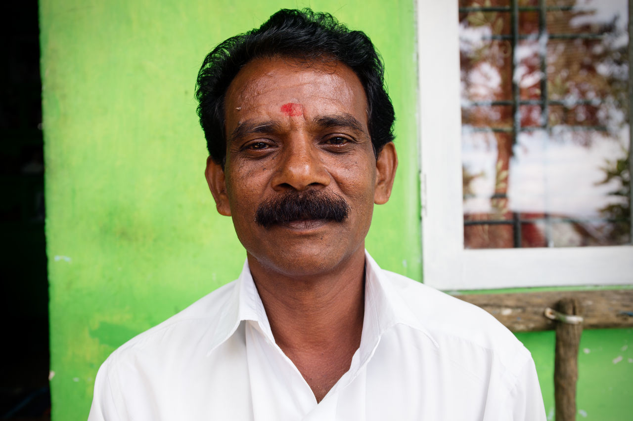 PORTRAIT OF MID ADULT MAN IN SUNGLASSES