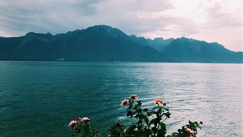 Scenic view of mountains and sea against sky