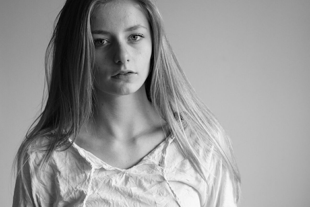 CLOSE-UP PORTRAIT OF YOUNG WOMAN