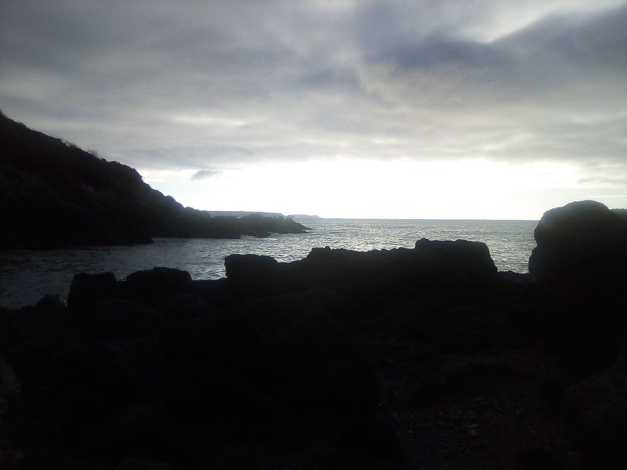 SCENIC VIEW OF SEA AND MOUNTAIN AGAINST SKY