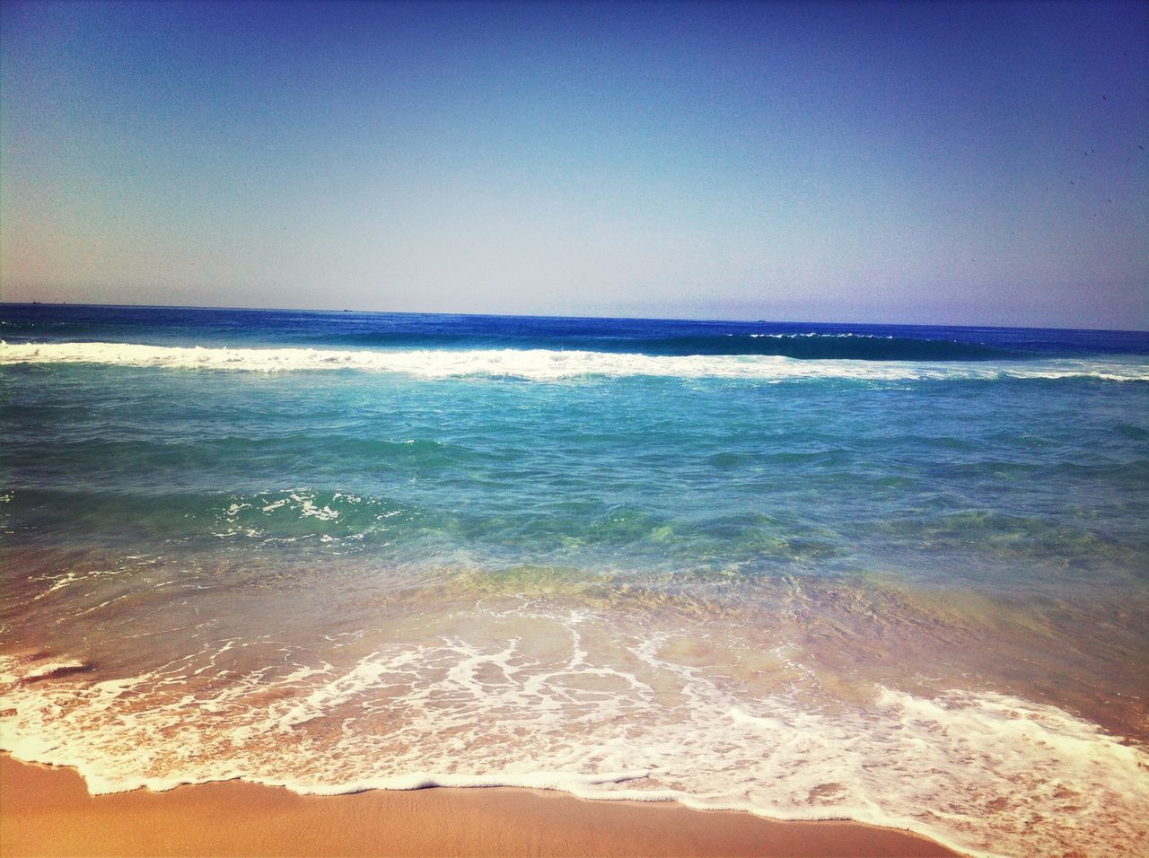 sea, beach, water, horizon over water, shore, sand, clear sky, wave, scenics, tranquil scene, copy space, beauty in nature, tranquility, surf, blue, nature, idyllic, coastline, sky, seascape