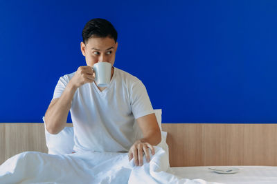 Man holding coffee cup