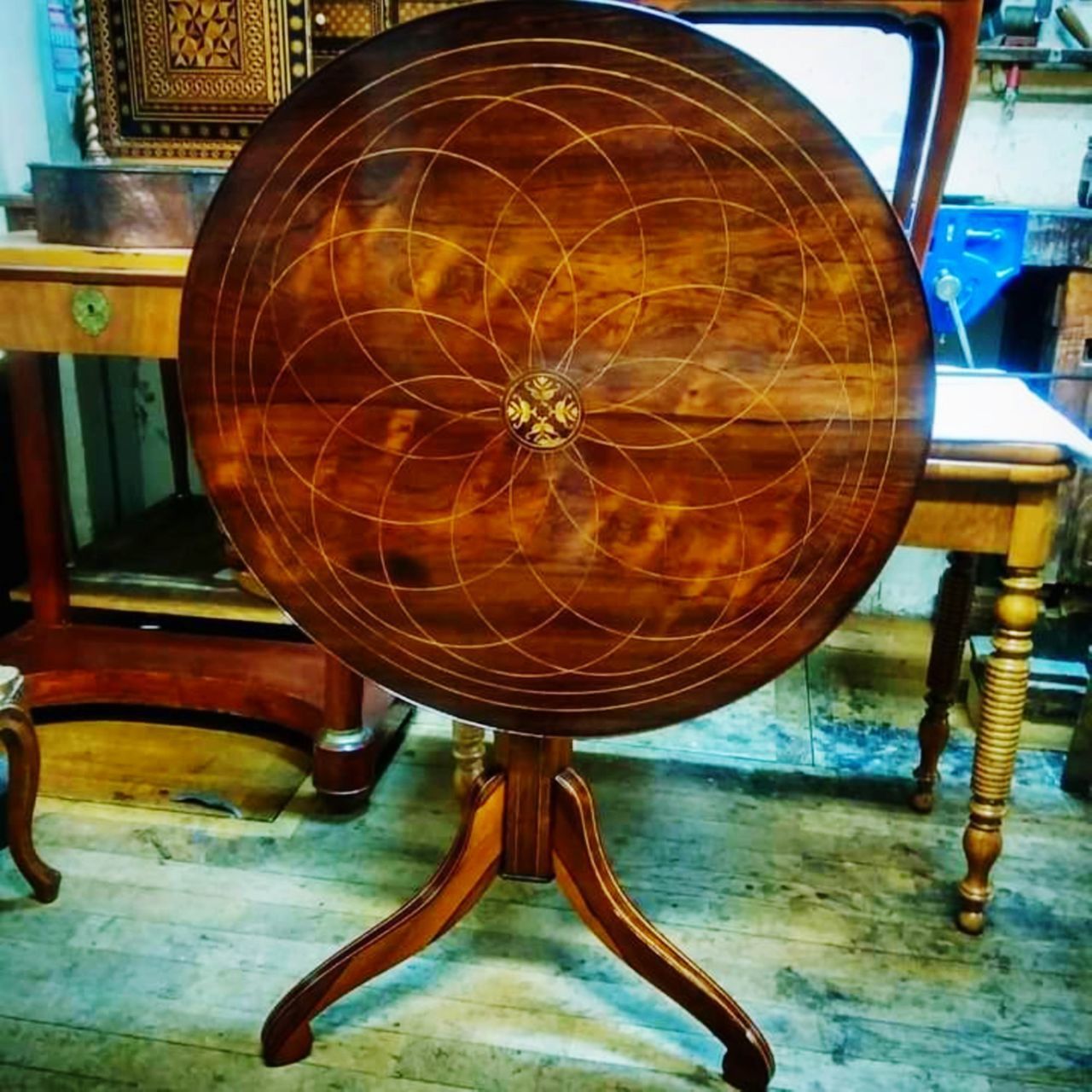 CLOSE-UP OF ELECTRIC FAN ON WOODEN TABLE