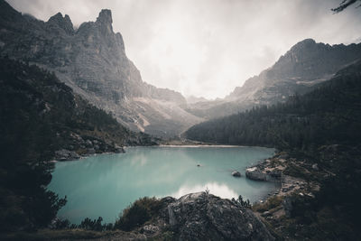 Panoramic view of lake and mountains against sky