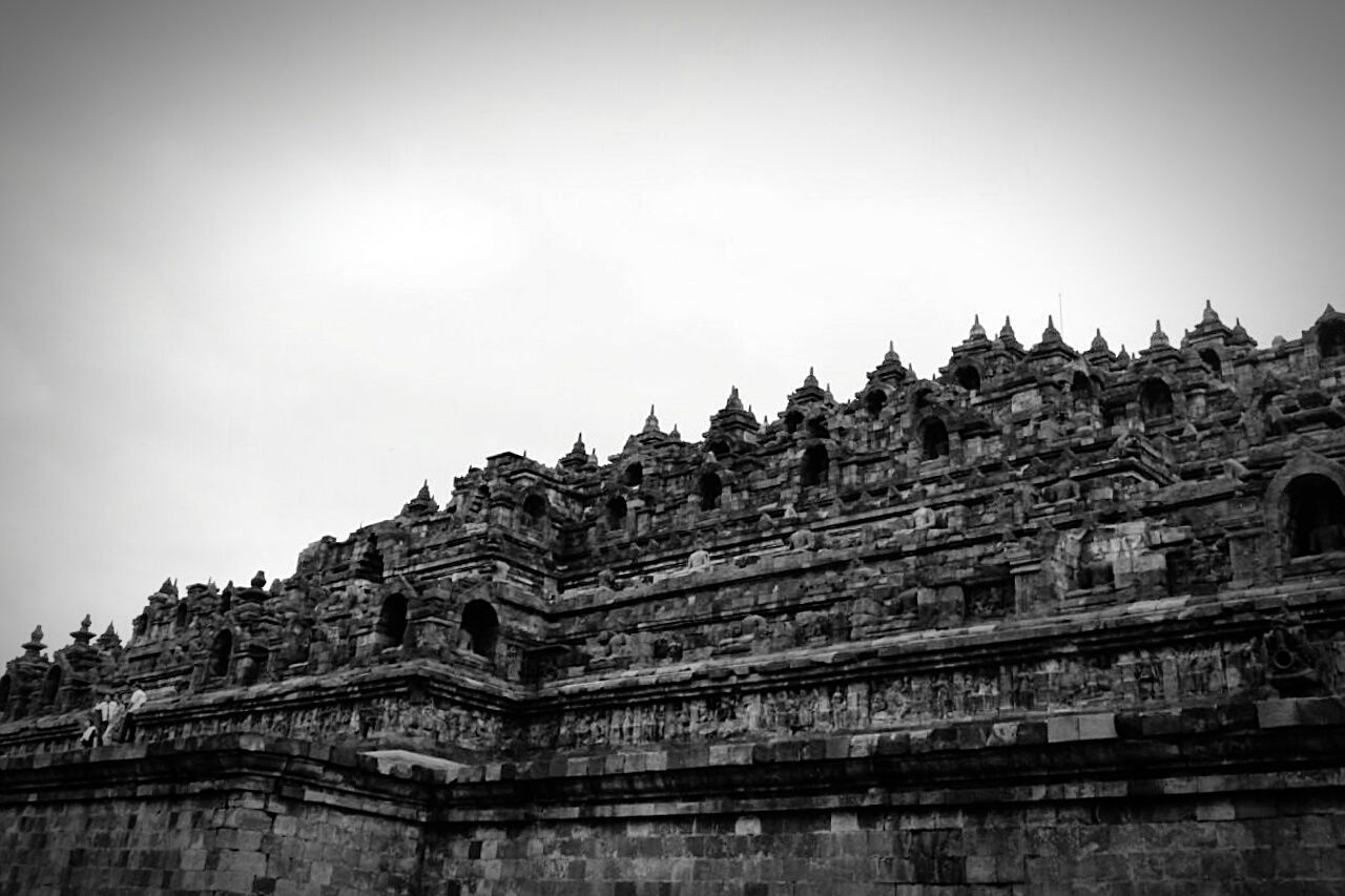 architecture, built structure, building exterior, clear sky, history, copy space, famous place, travel destinations, low angle view, tourism, the past, religion, old, travel, ancient, international landmark, place of worship, sky, culture, old ruin