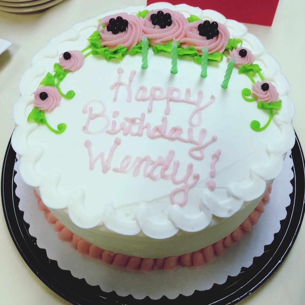 HIGH ANGLE VIEW OF CAKE ON PLATE