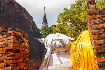 Statue of historic building against sky