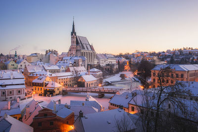 Winter view old town of cesky krumlov and church in cesky krumlov, czech republic