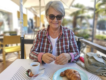 Portrait of smiling woman with coffee