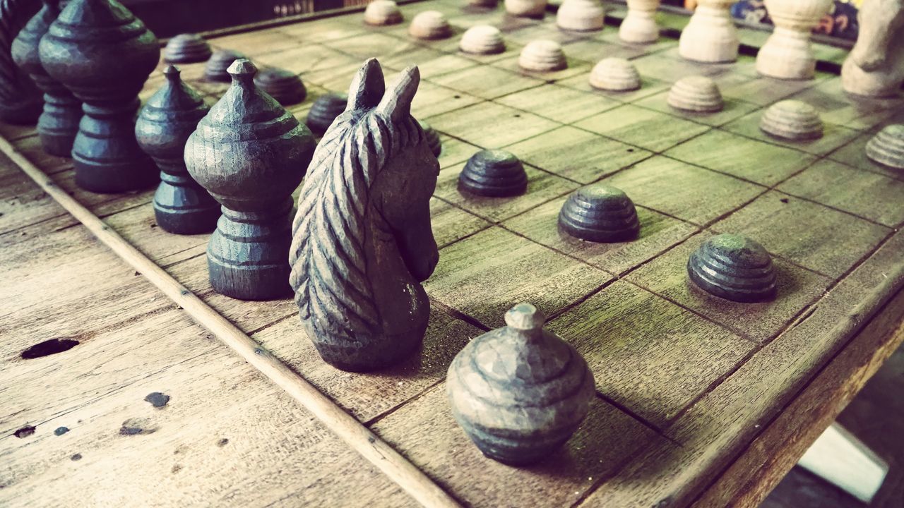 HIGH ANGLE VIEW OF CHESS PIECES ON BOARD