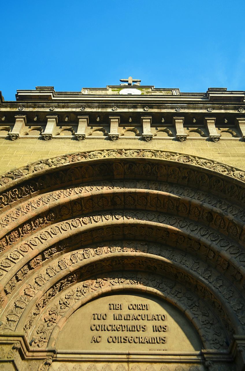 architecture, built structure, building exterior, clear sky, low angle view, text, western script, blue, history, copy space, facade, travel destinations, outdoors, arch, building, day, famous place, no people, sky, communication