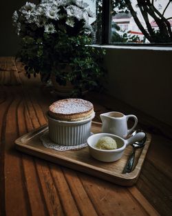 Dessert in tray on table