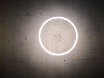 Illuminated light bulb on wall