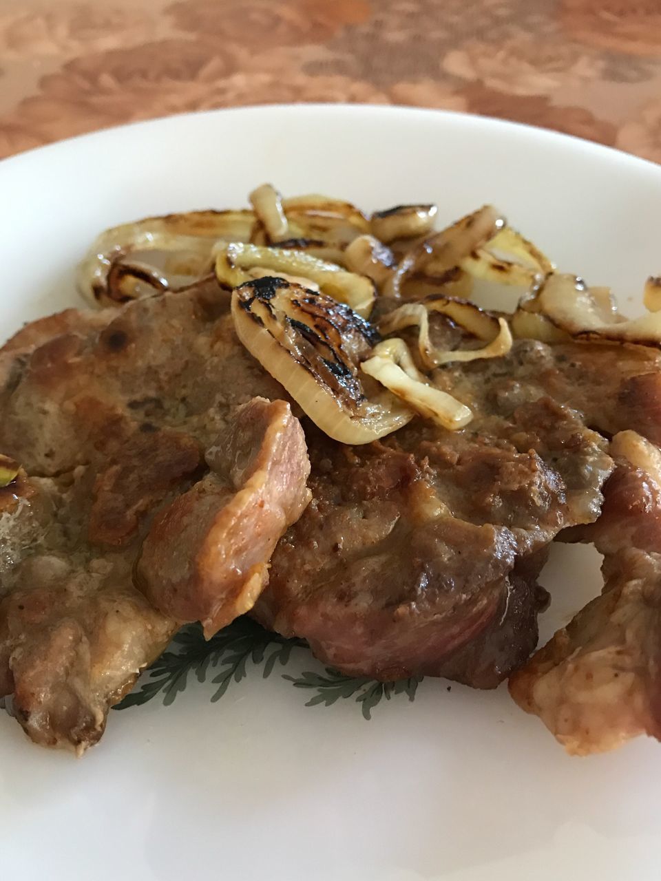 HIGH ANGLE VIEW OF FOOD IN PLATE ON TABLE