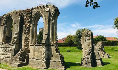 View of old ruins against sky