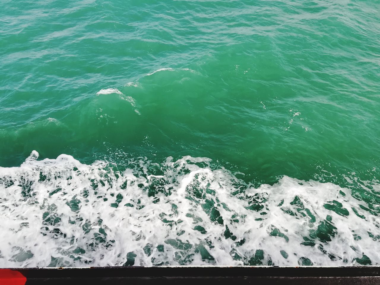 HIGH ANGLE VIEW OF SEA WAVES