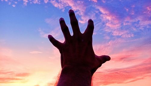 The desire to hold the lalla hut of the sky with hands during sunset.