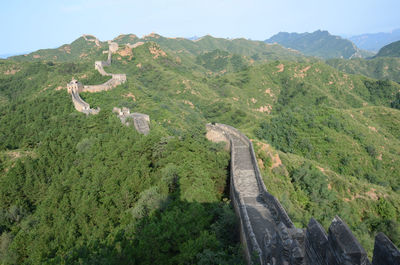 Great wall of china on mountains against clear sky