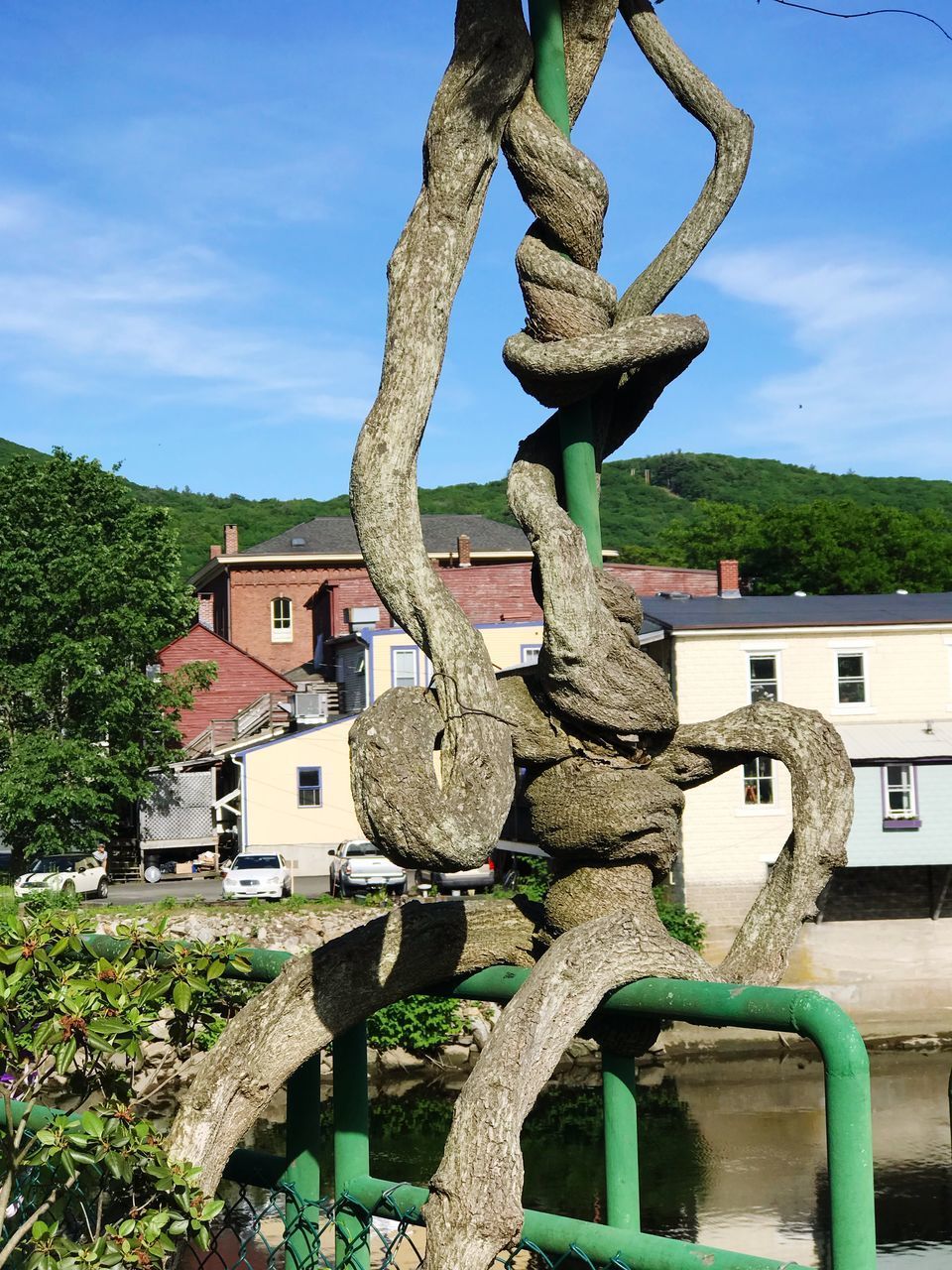 LOW ANGLE VIEW OF OLD SCULPTURE AGAINST BUILDING