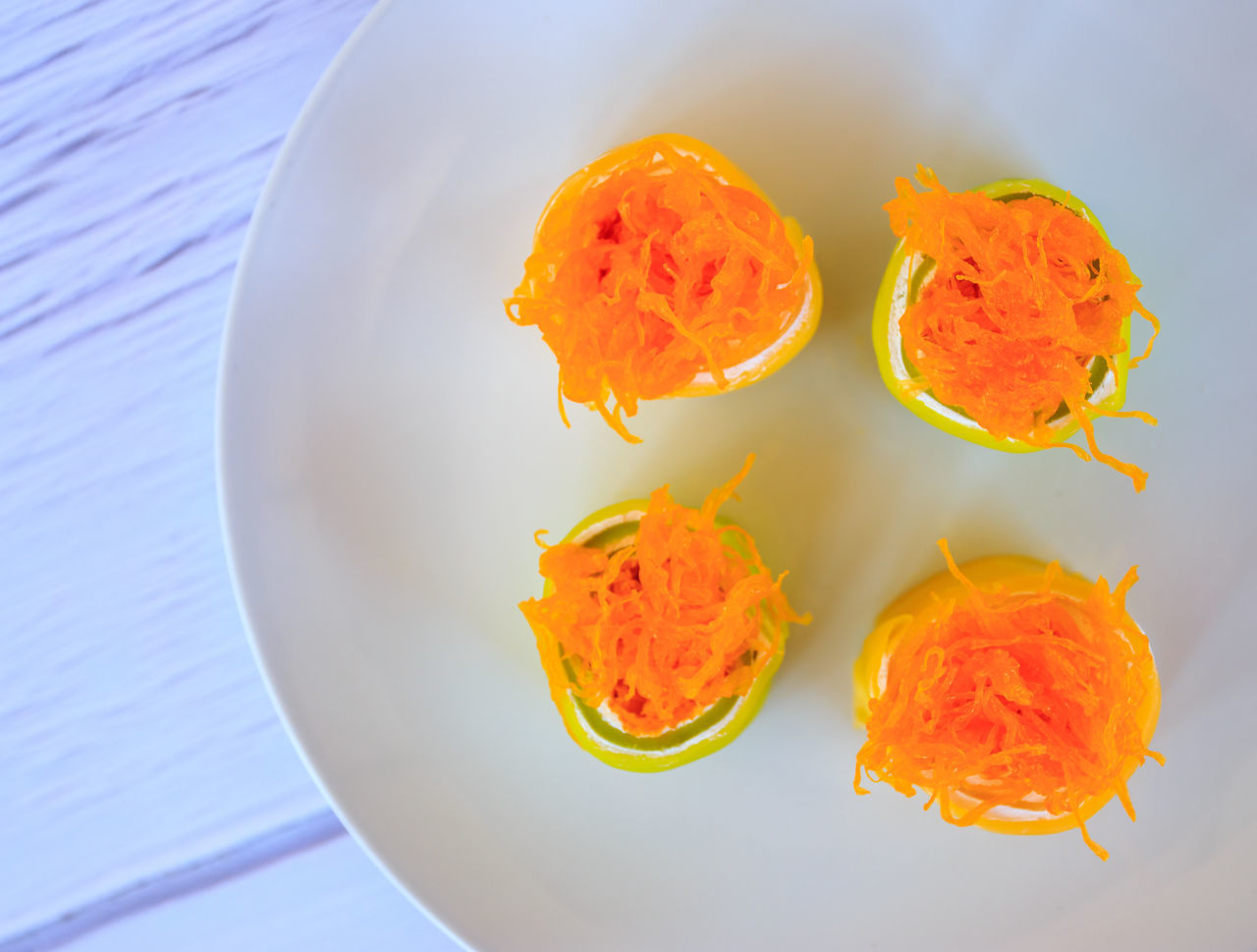 HIGH ANGLE VIEW OF ORANGE SLICES ON PLATE
