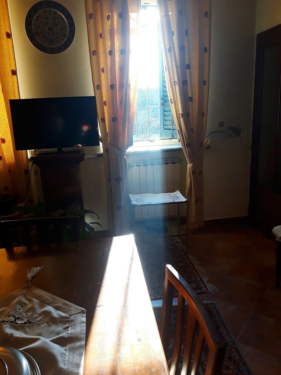 HIGH ANGLE VIEW OF SUNLIGHT STREAMING THROUGH WINDOW ON TABLE