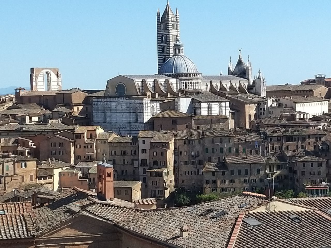 HIGH ANGLE VIEW OF BUILDINGS AGAINST SKY