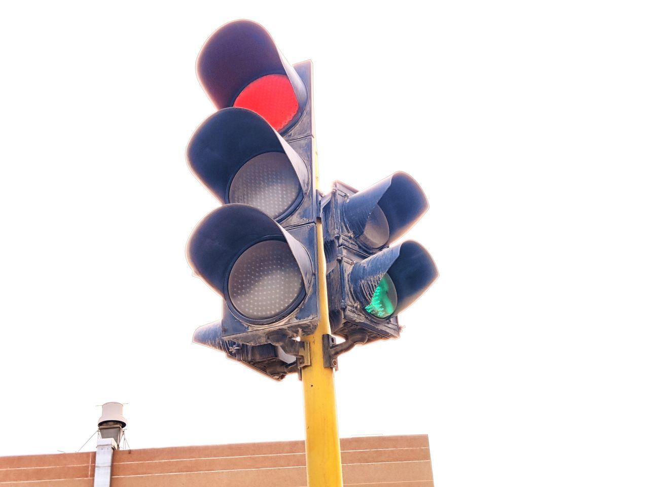 LOW ANGLE VIEW OF ROAD SIGNAL AGAINST SKY