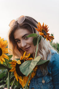 Portrait of a smiling young woman with sunflower
