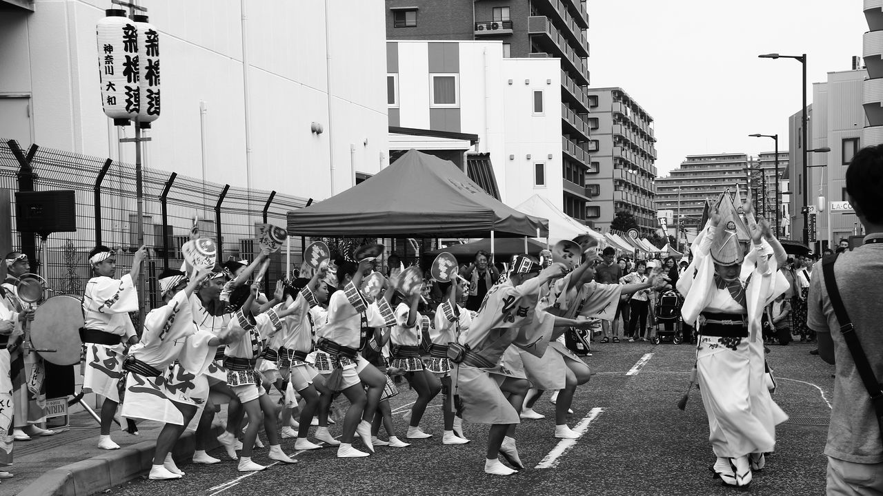 crowd, large group of people, real people, building exterior, group of people, architecture, city, built structure, street, women, men, performance, adult, day, event, lifestyles, music, dancing, artist, outdoors, festival, marching band