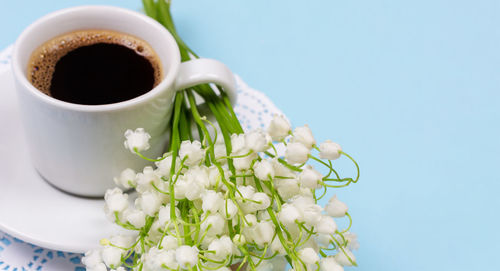 Coffee cup and white roses