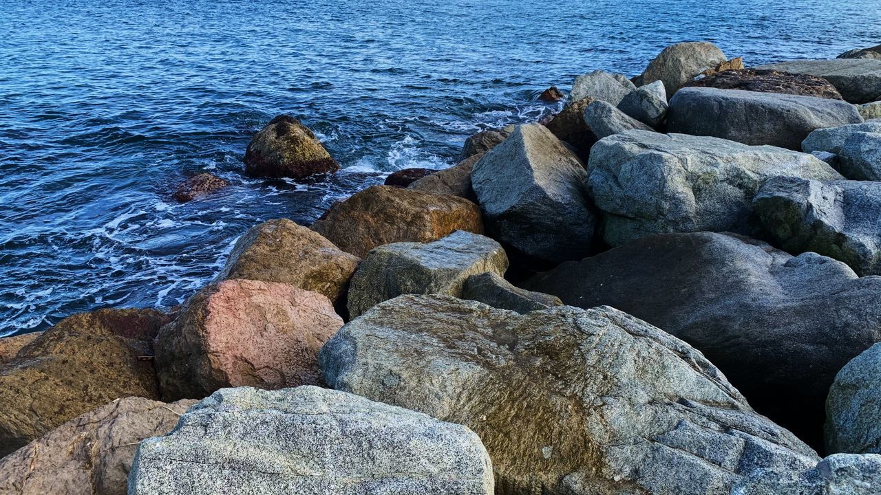 HIGH ANGLE VIEW OF ROCKS ON SHORE