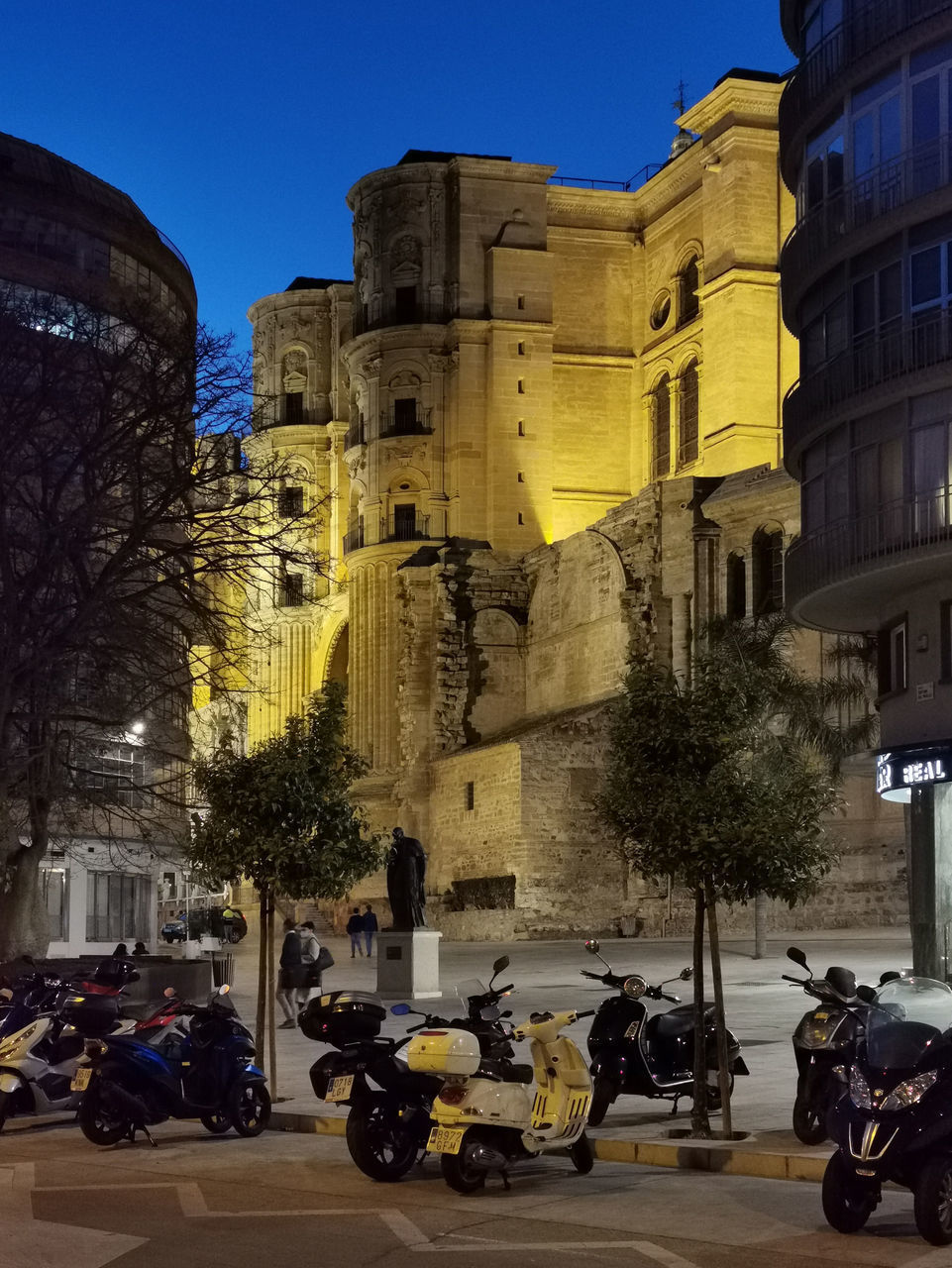 PEOPLE ON STREET BY BUILDINGS IN CITY