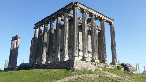 Old ruin temple of zeus against sky