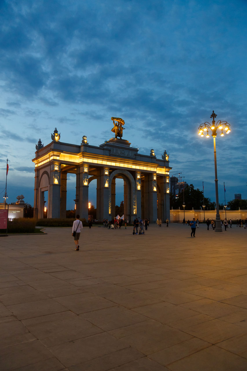 architecture, sky, travel destinations, built structure, building exterior, city, illuminated, history, the past, evening, travel, night, cloud, tourism, nature, dusk, landmark, street, twilight, outdoors, lighting equipment, sculpture, town square, architectural column, monument, sunset, street light, memorial, statue, building, city gate